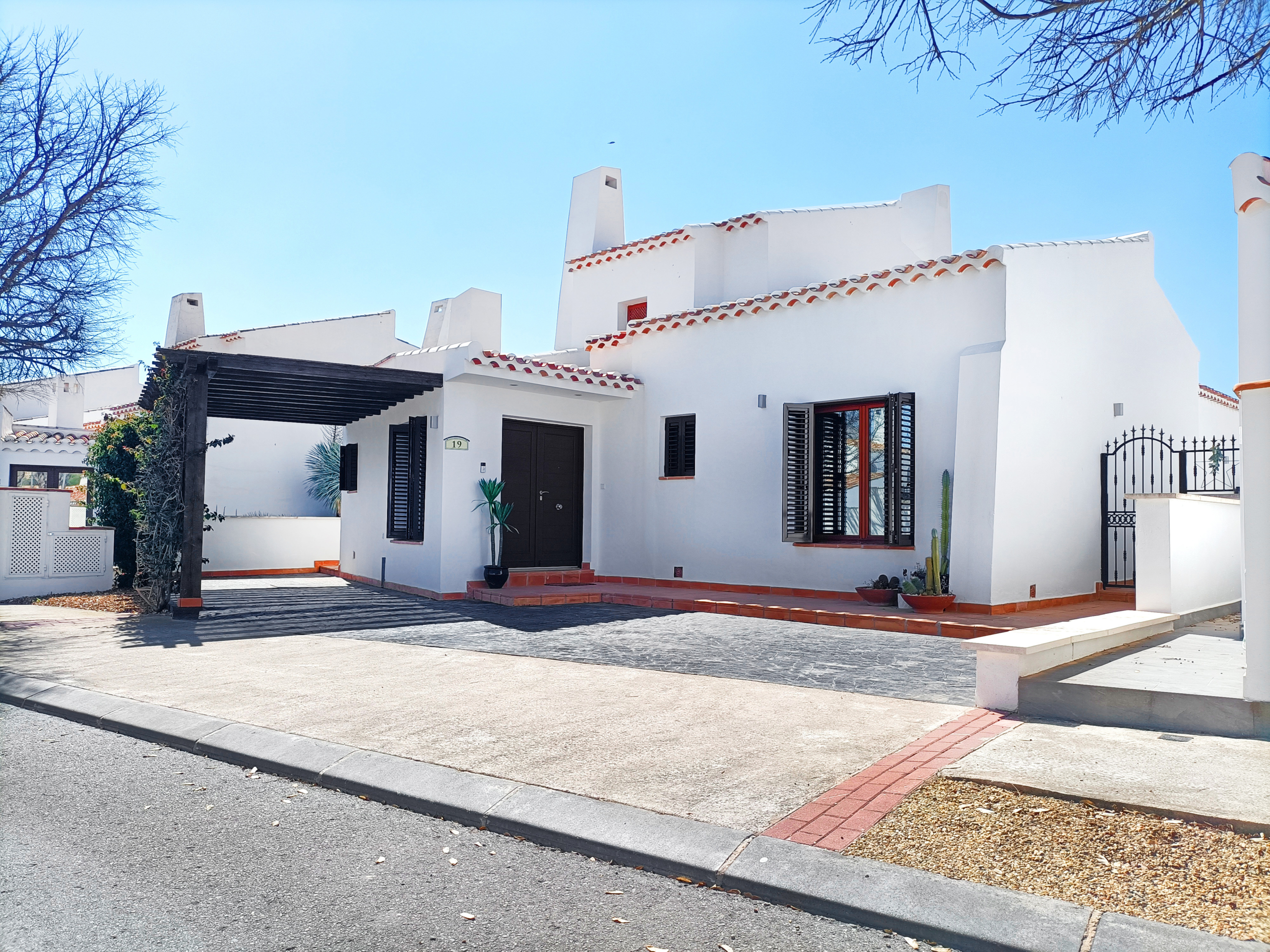 Beautiful 3 Bed Upgraded Villa with Stunning Golf Views & Extended Sunroom 12